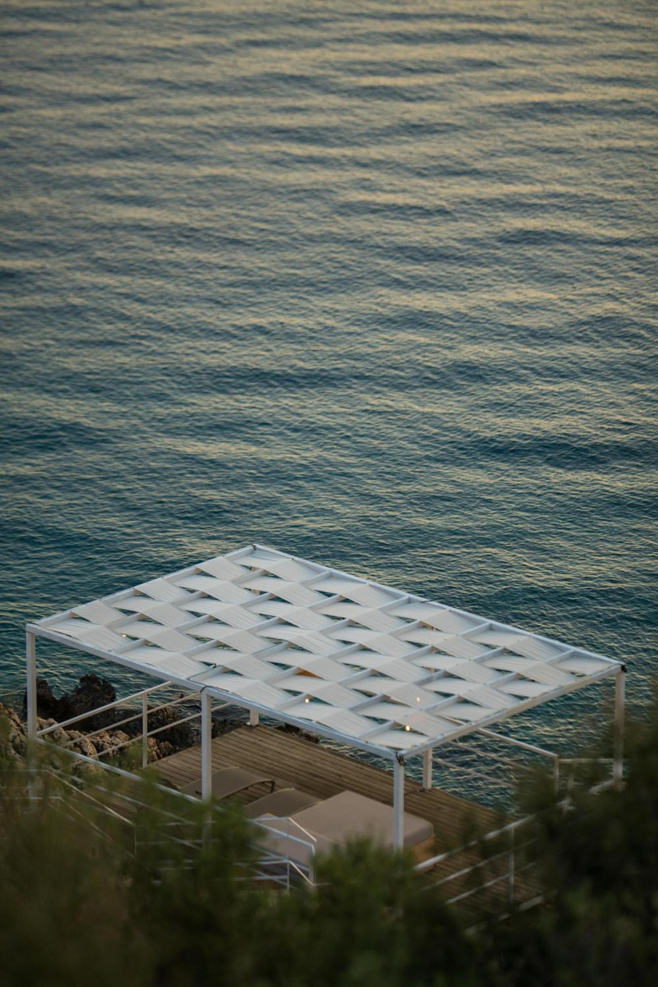 Beachfront Sari With Private Swimming Pool