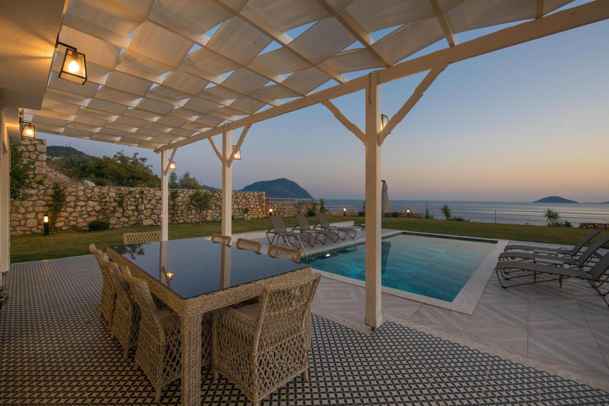 Villa Beachfront Sari With Private Swimming Pool