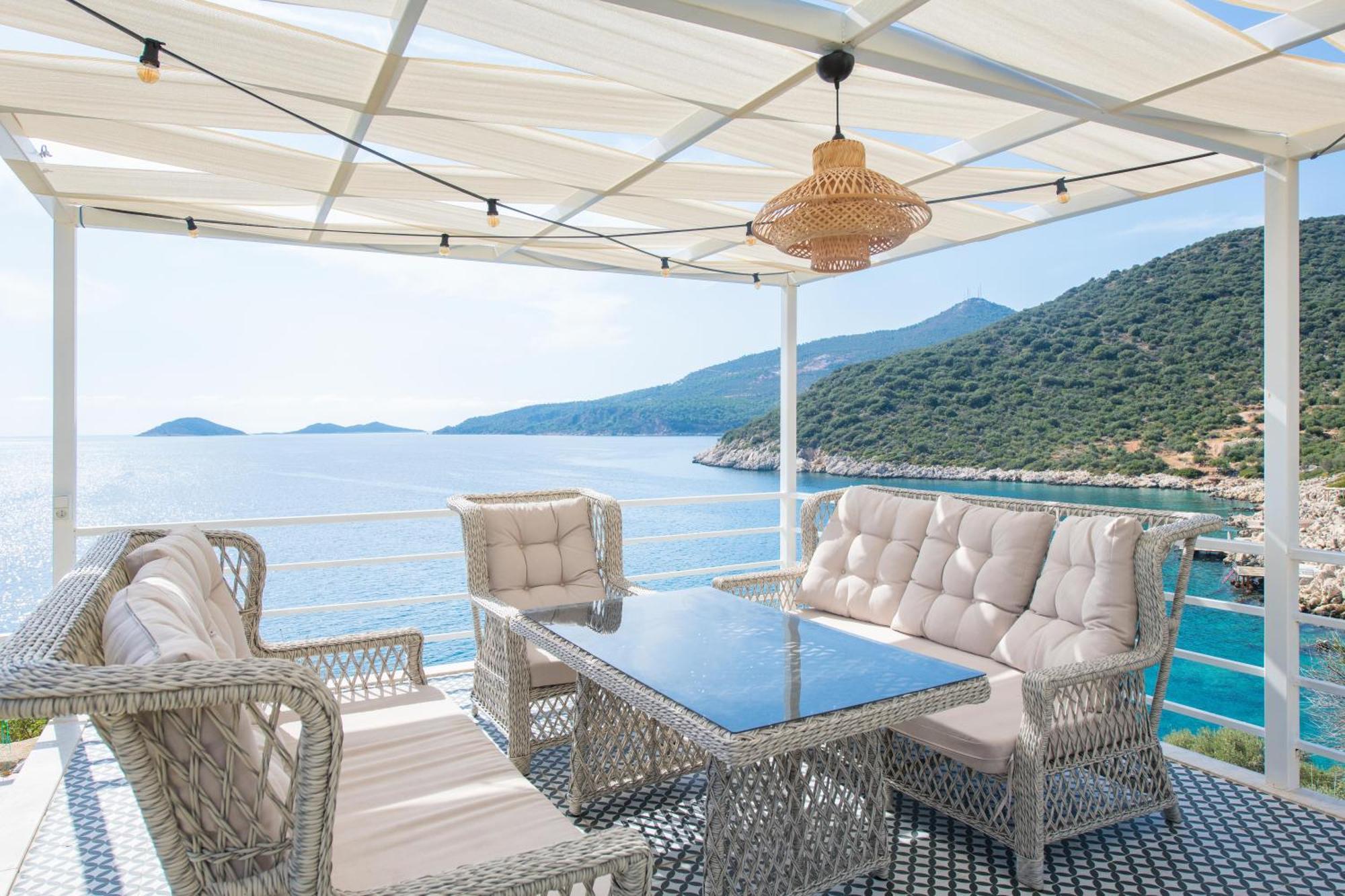 Villa Beachfront Sari With Private Swimming Pool