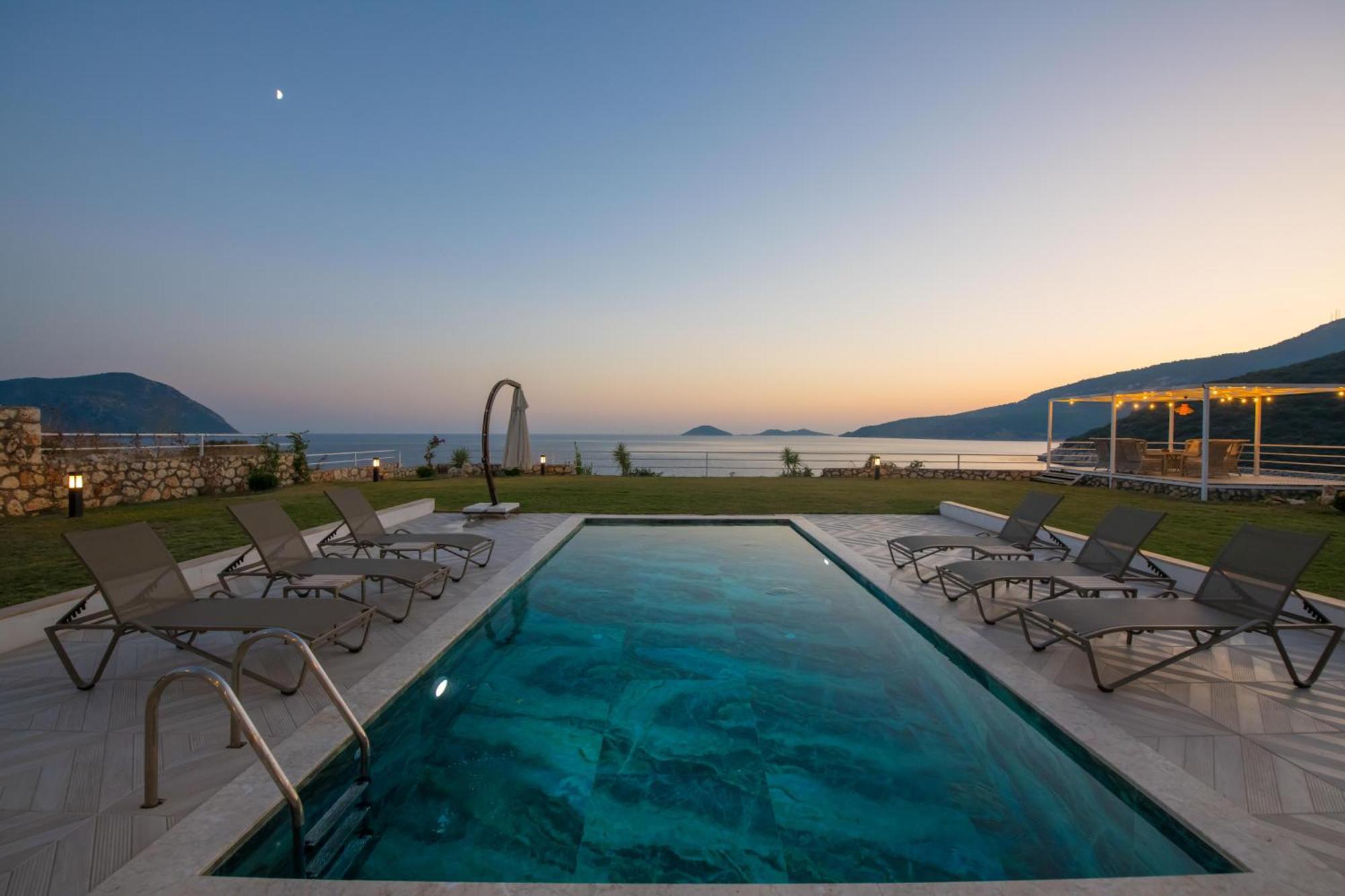 Beachfront Sari With Private Swimming Pool