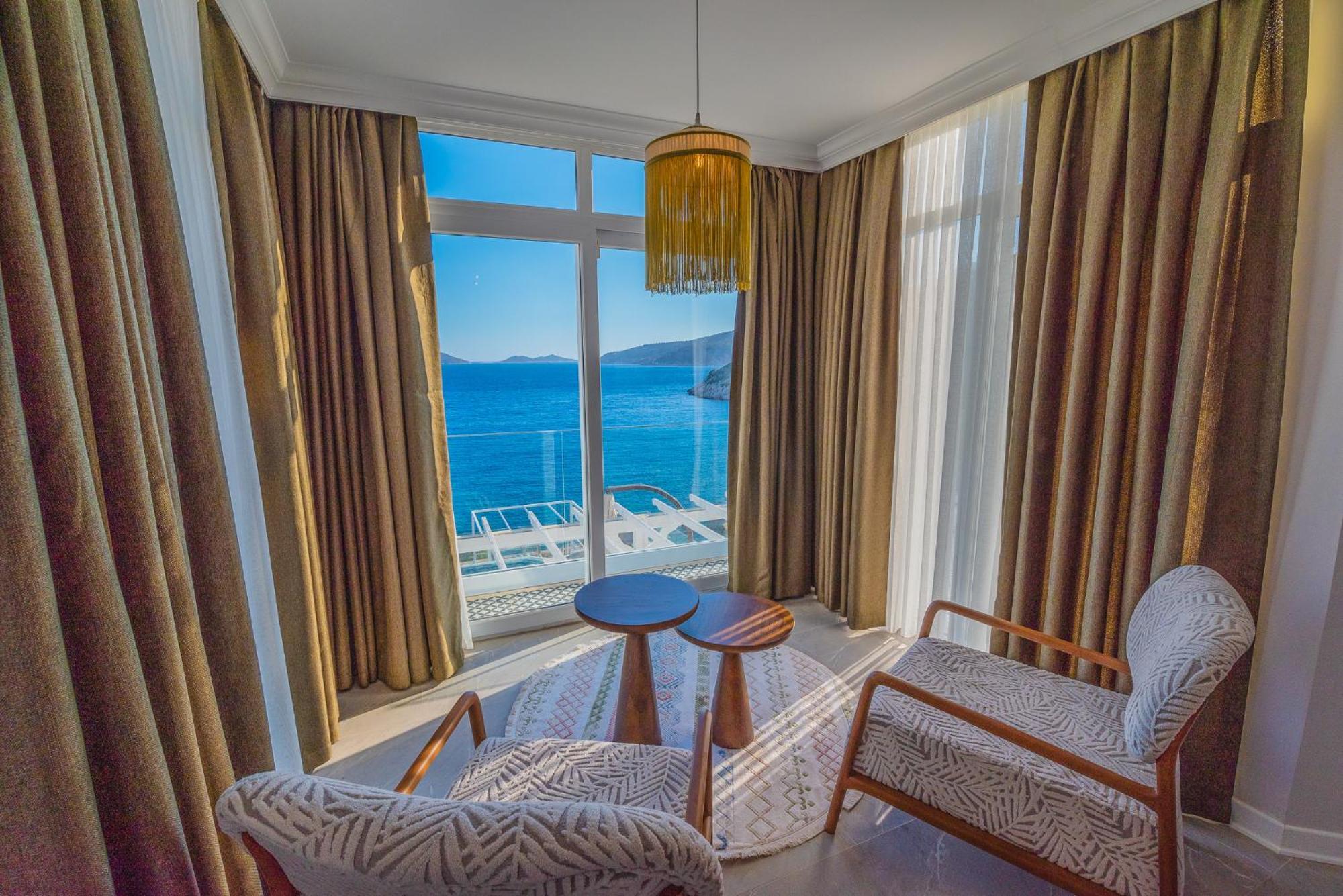 Beachfront White With Private Swimming Pool Villa *