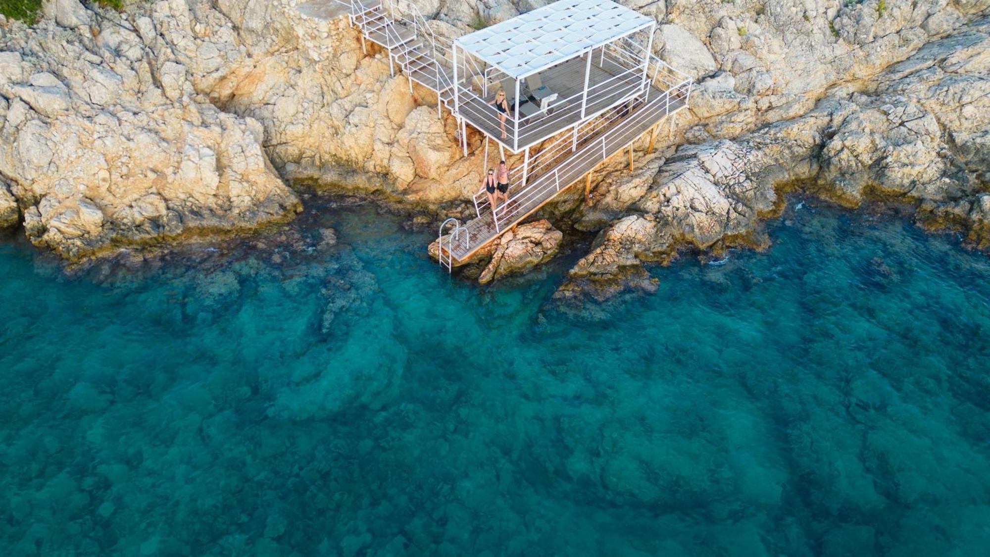 Beachfront White With Private Swimming Pool Villa *