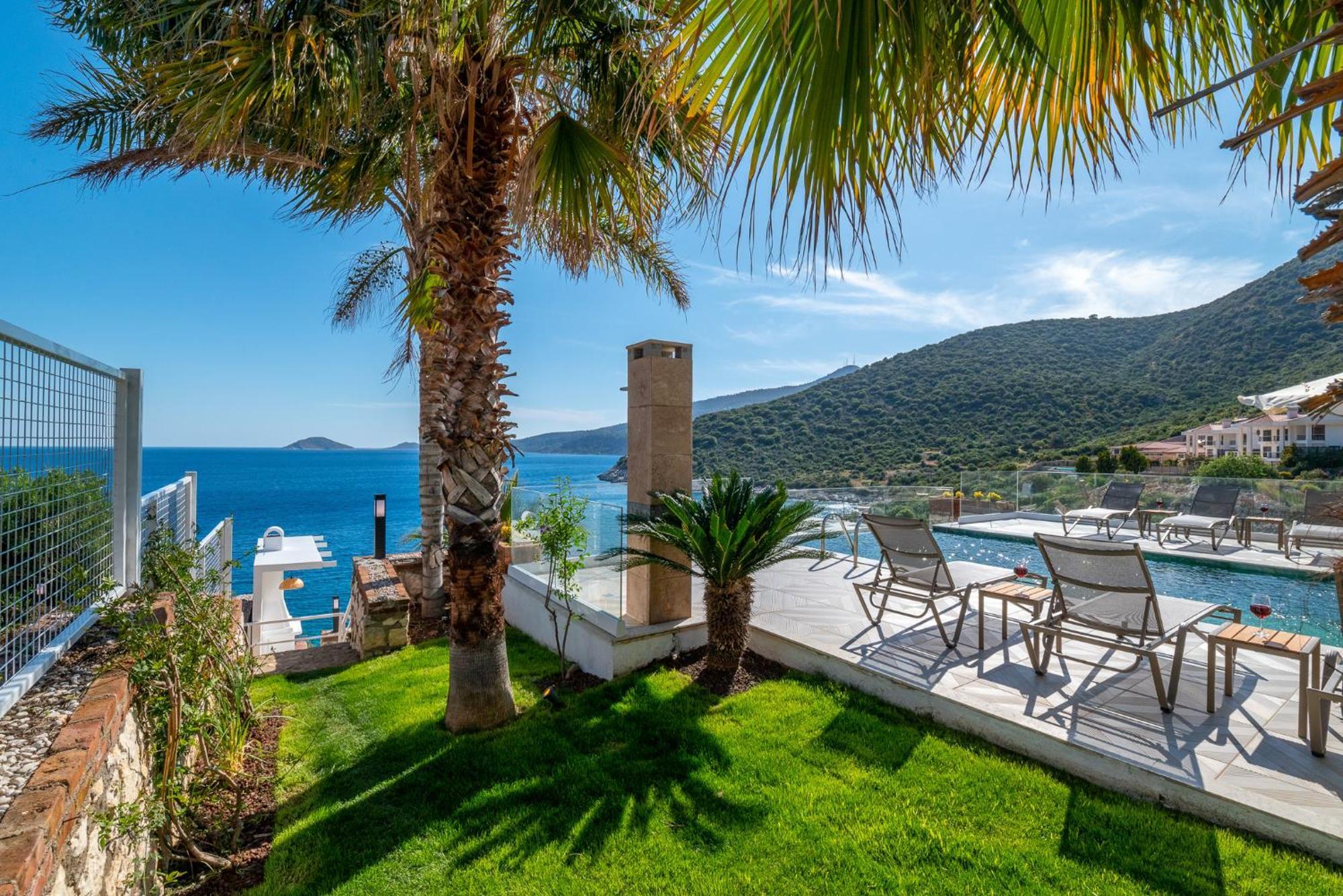 Beachfront White With Private Swimming Pool Villa *