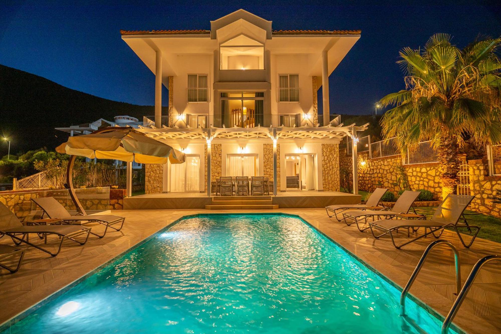 Beachfront White With Private Swimming Pool *