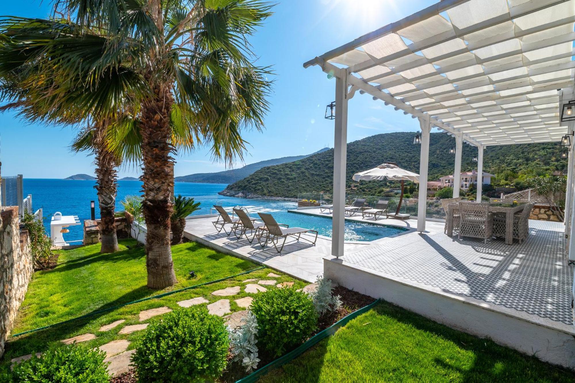 Villa Beachfront White With Private Swimming Pool *