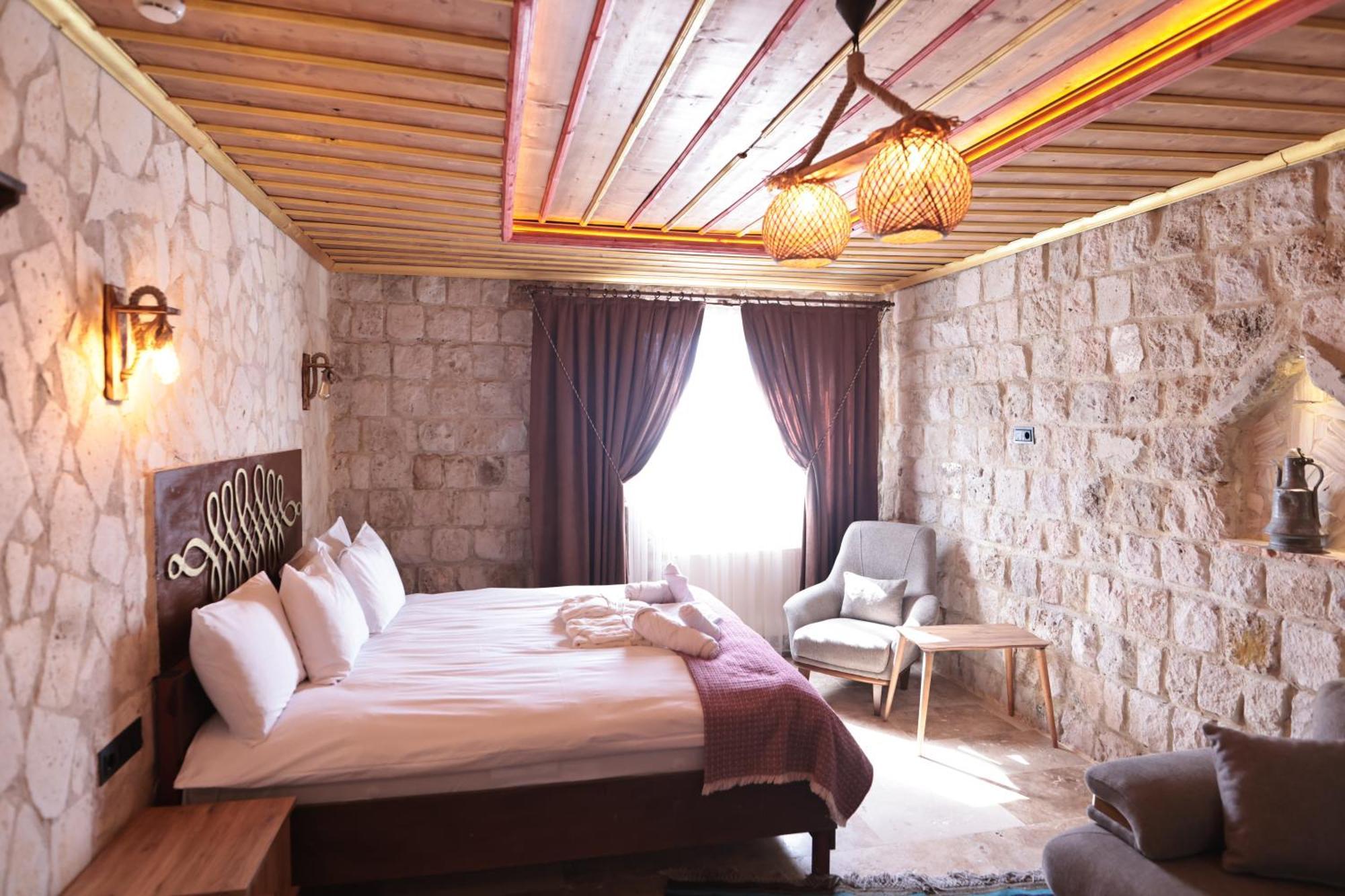 Stone Owl & Restaurant Hotel