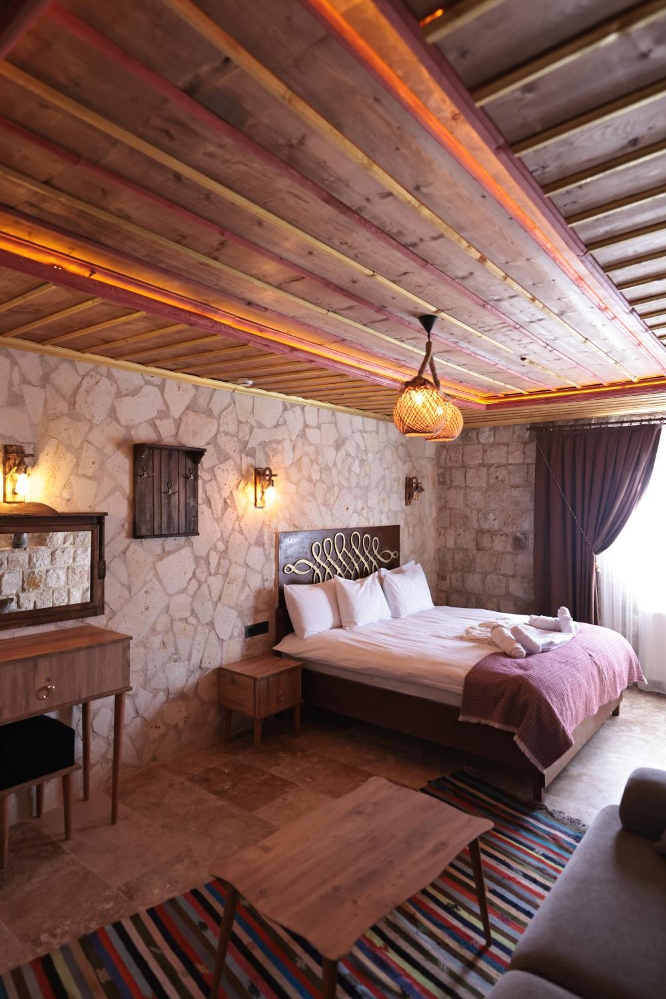 Stone Owl & Restaurant Hotel 3*