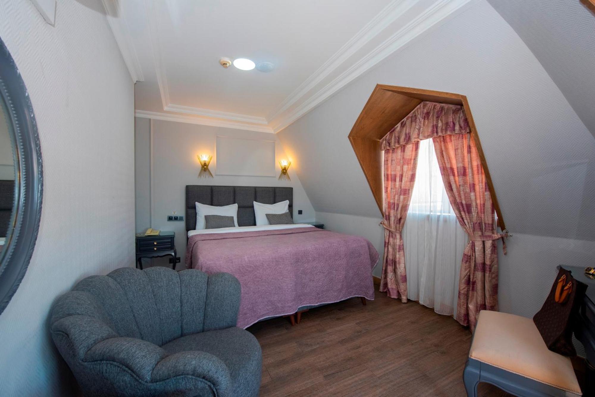 Daphne Hotel 4*