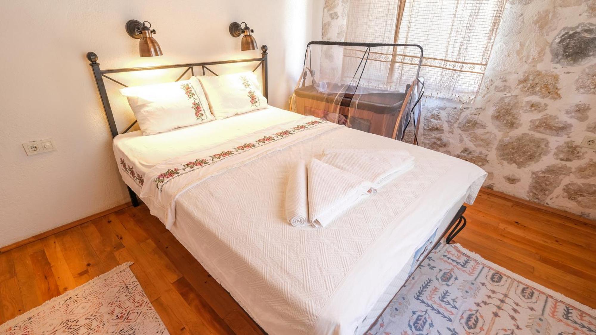 Likya House - Deniz Ve Doga Manzarali, Havuzlu Villa *