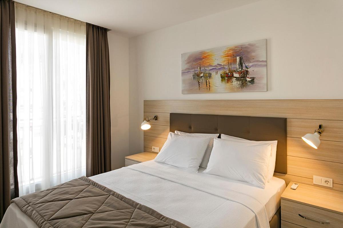 Aparthotel The & 3*