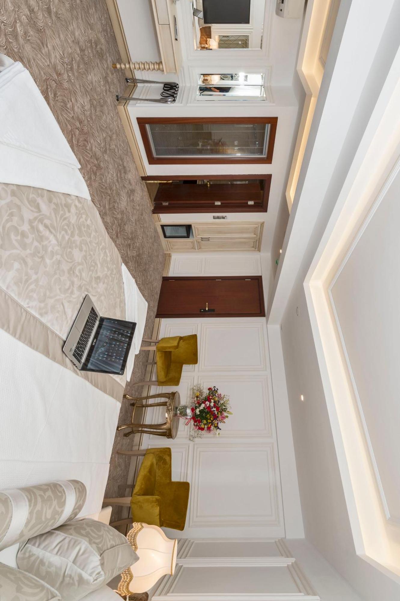 Escardin Hotel