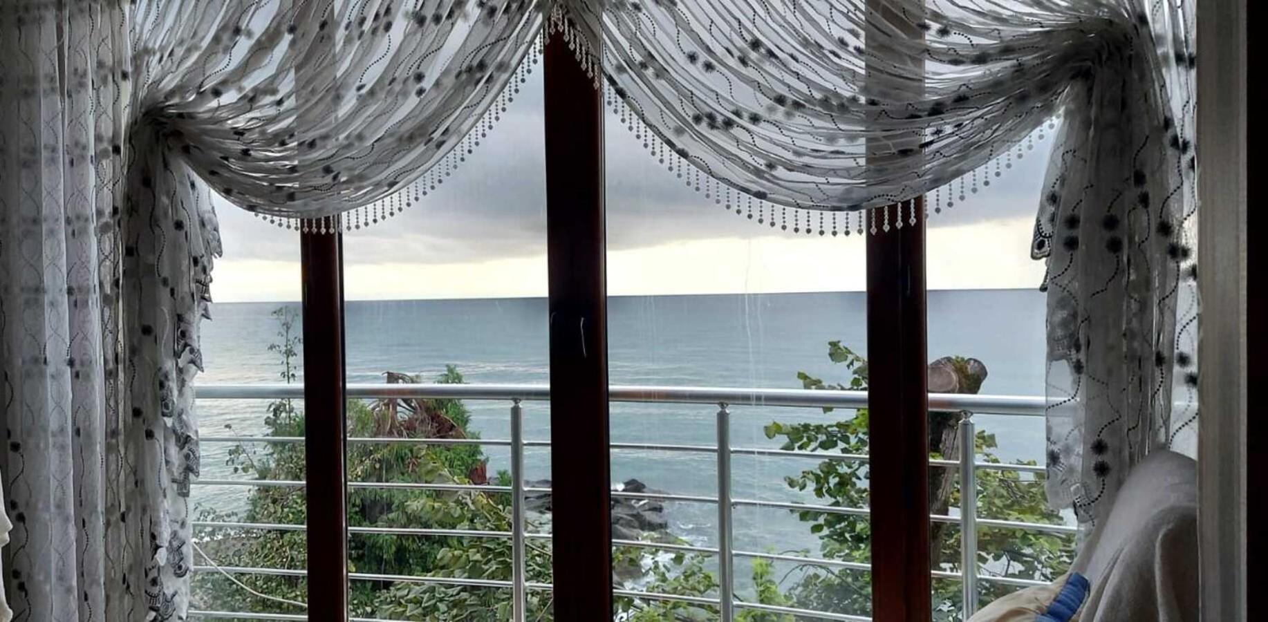 Seafront By The Sea And With A And With Big Garden Apartment