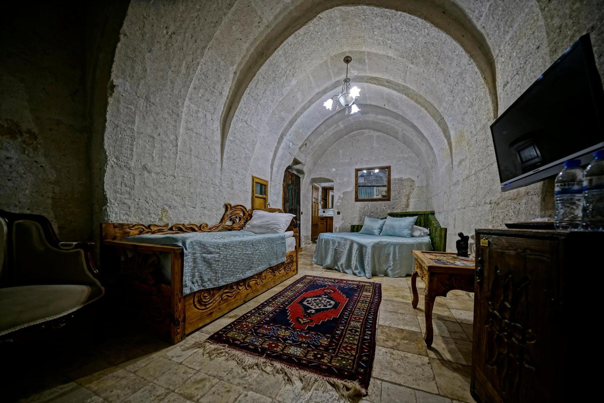 Hotel Flintstones Cave 2*