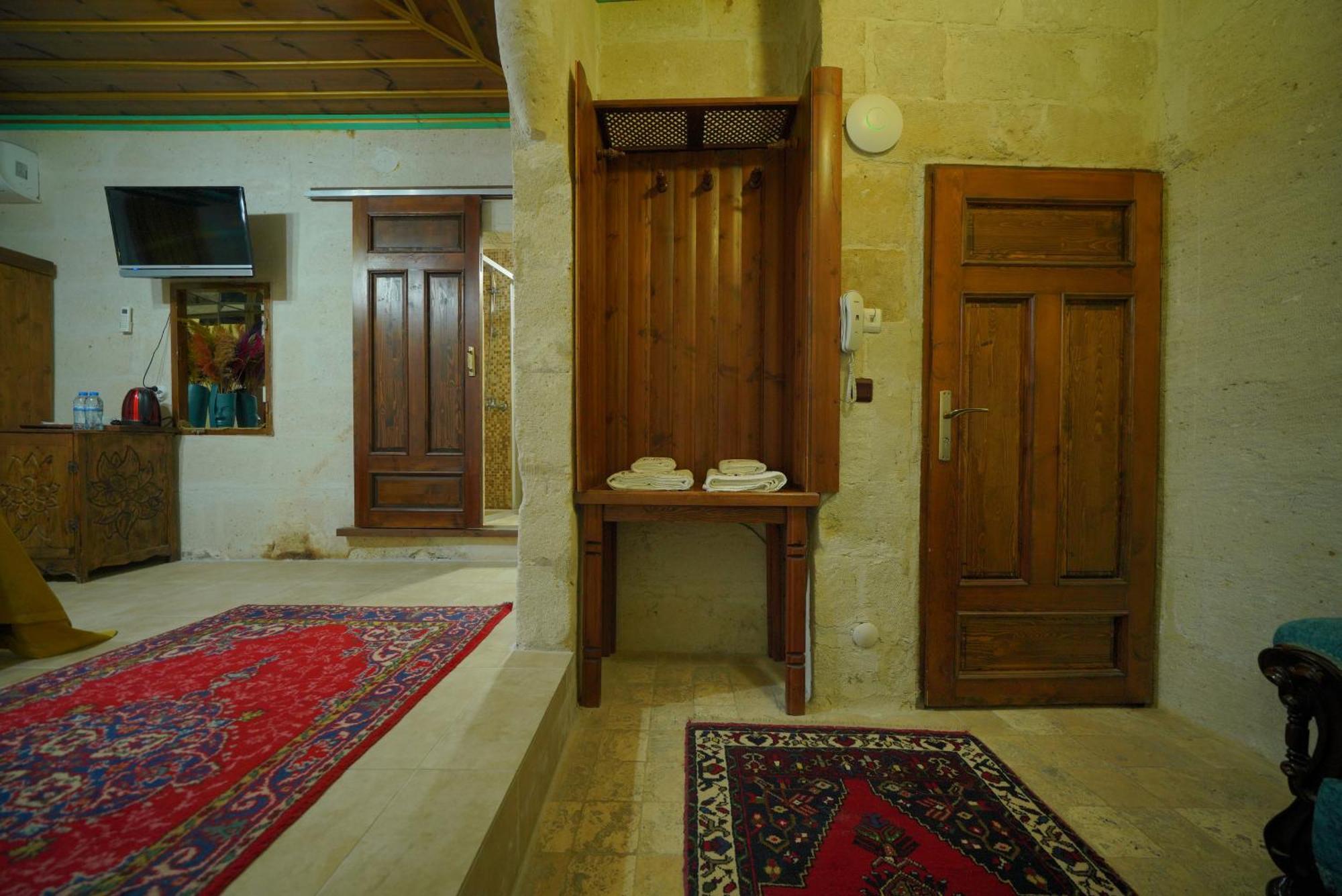 Hotel Flintstones Cave 2*