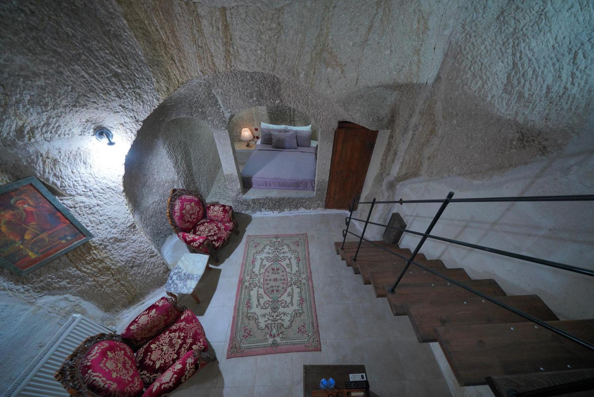 Hotel Flintstones Cave