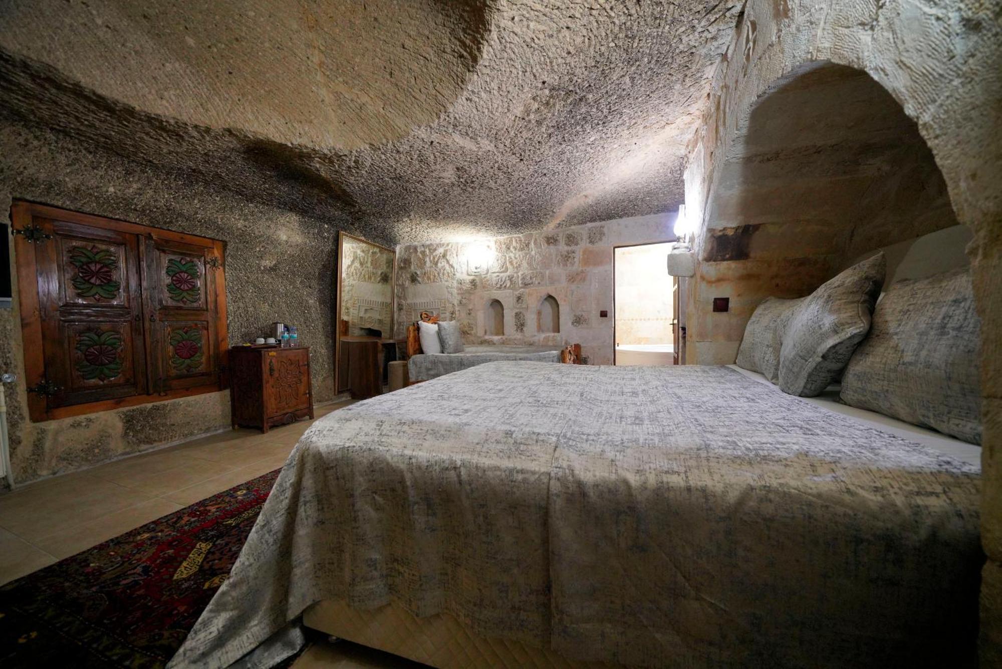 Hotel Flintstones Cave