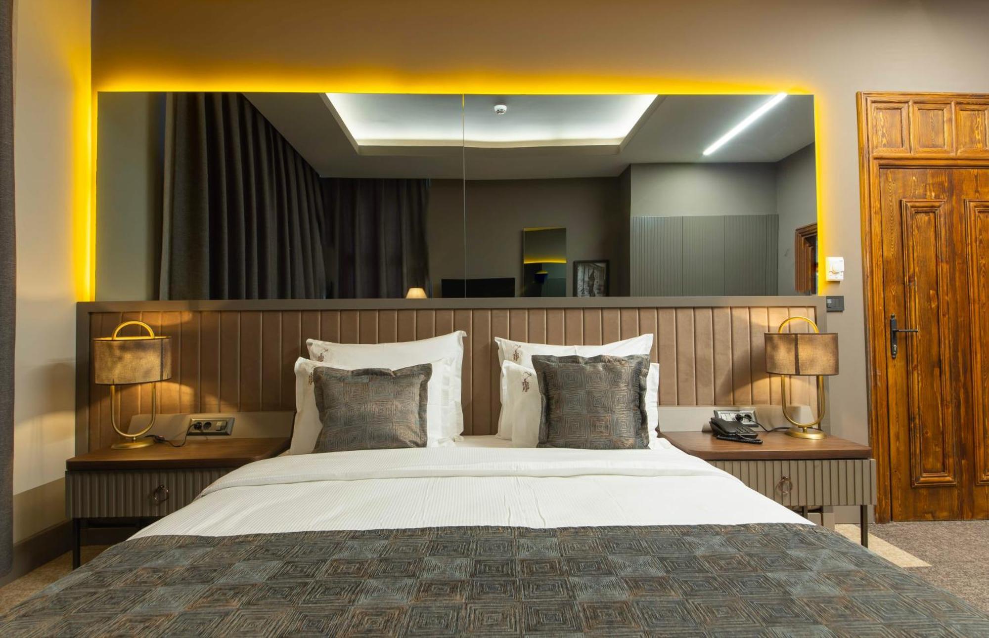 Four Mansions Hotel *
