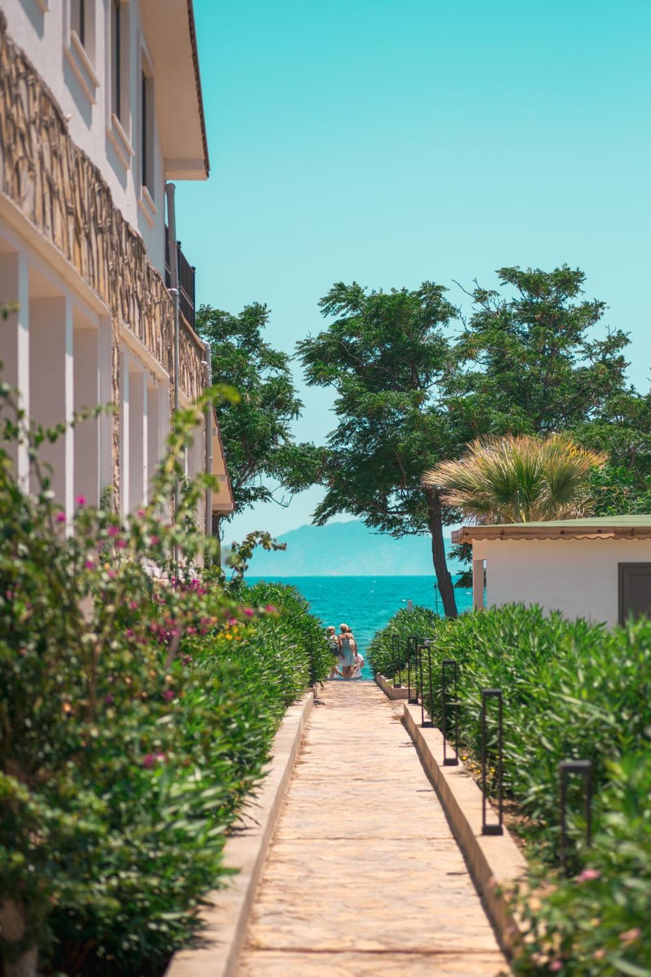 Feri Surf Club Hotel *