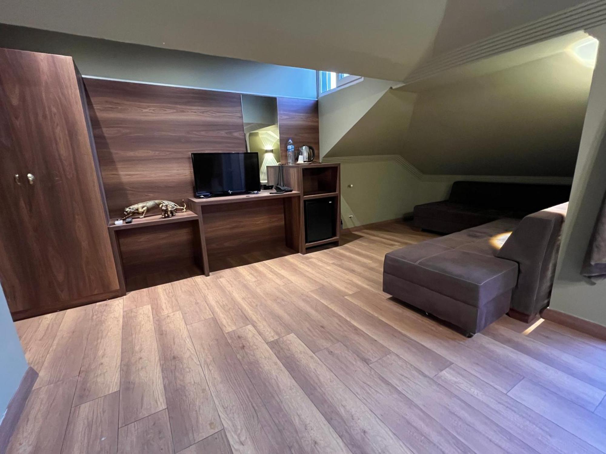 Real King Hotel
