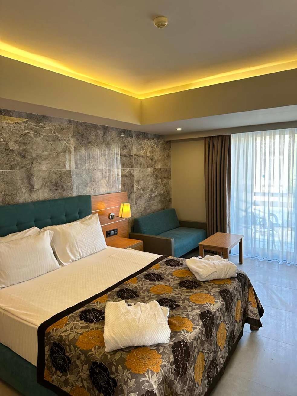 Hotel Ambrosia & 5*