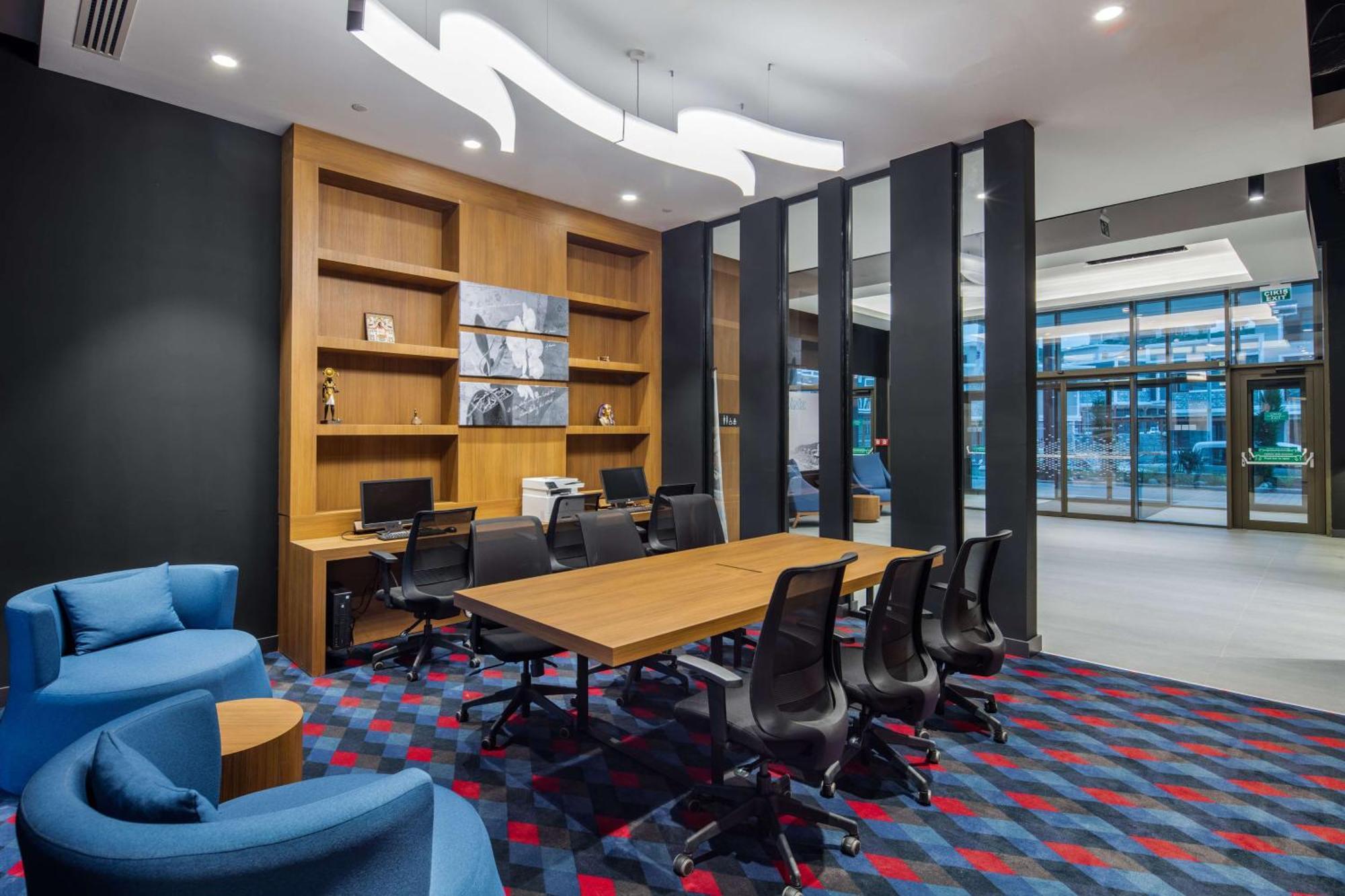 Hampton By Hilton Izmir 4*