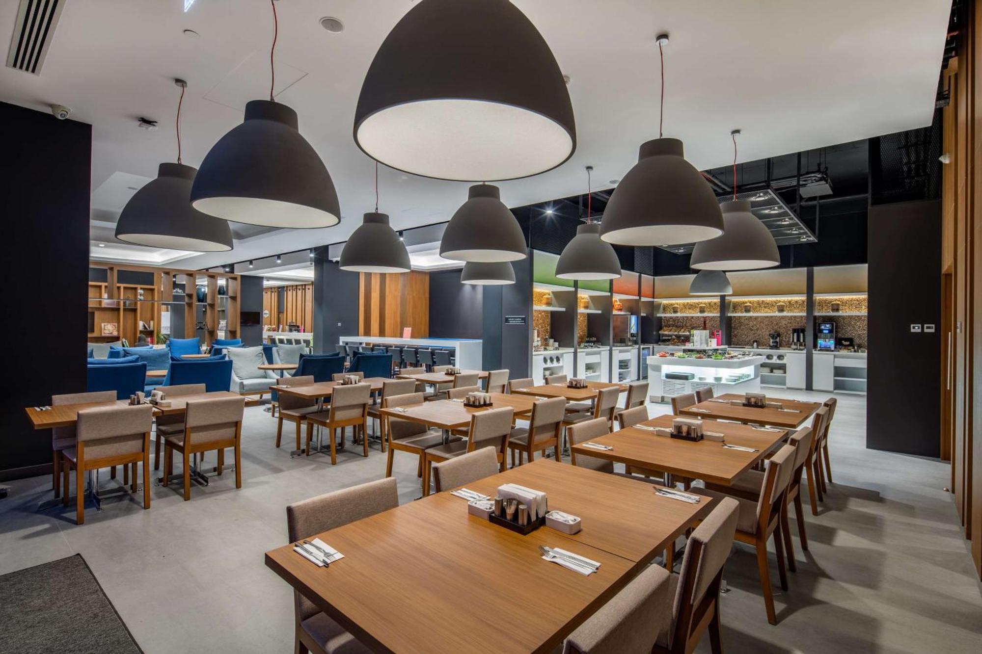 Hampton By Hilton Izmir Hotel 4*