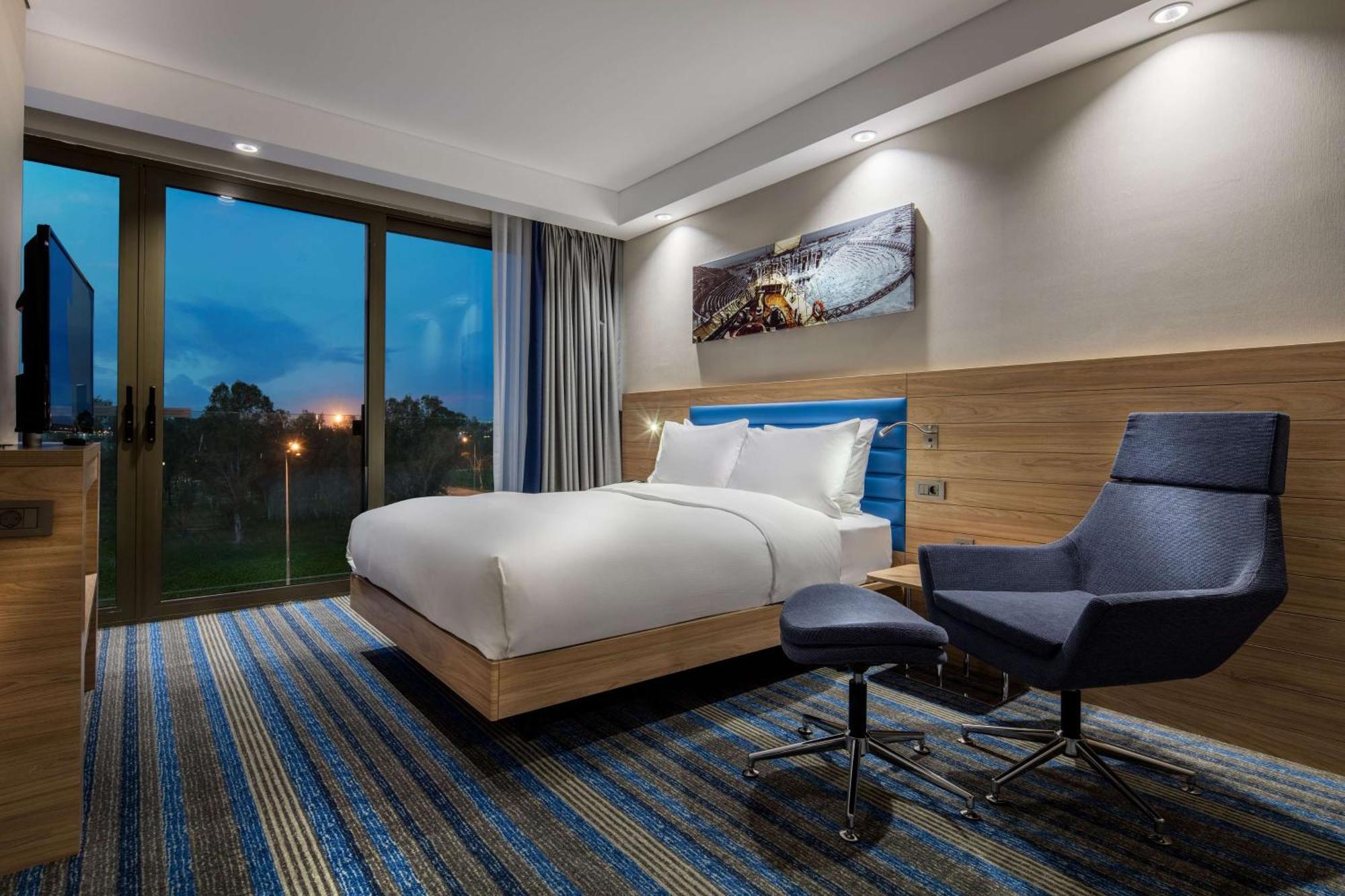 Hampton By Hilton Izmir 4*