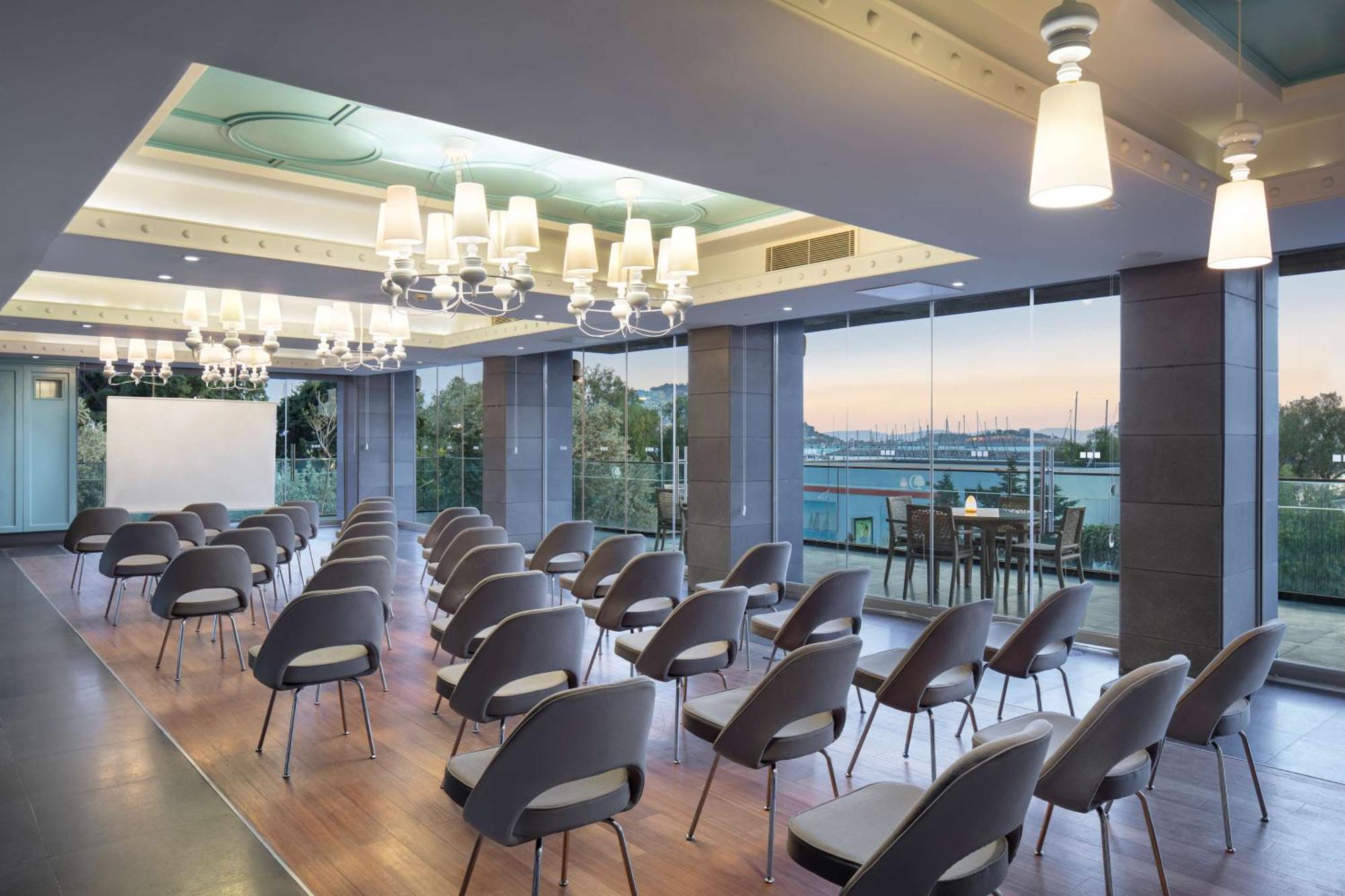 Hotel Doubletree By Hilton Kusadasi