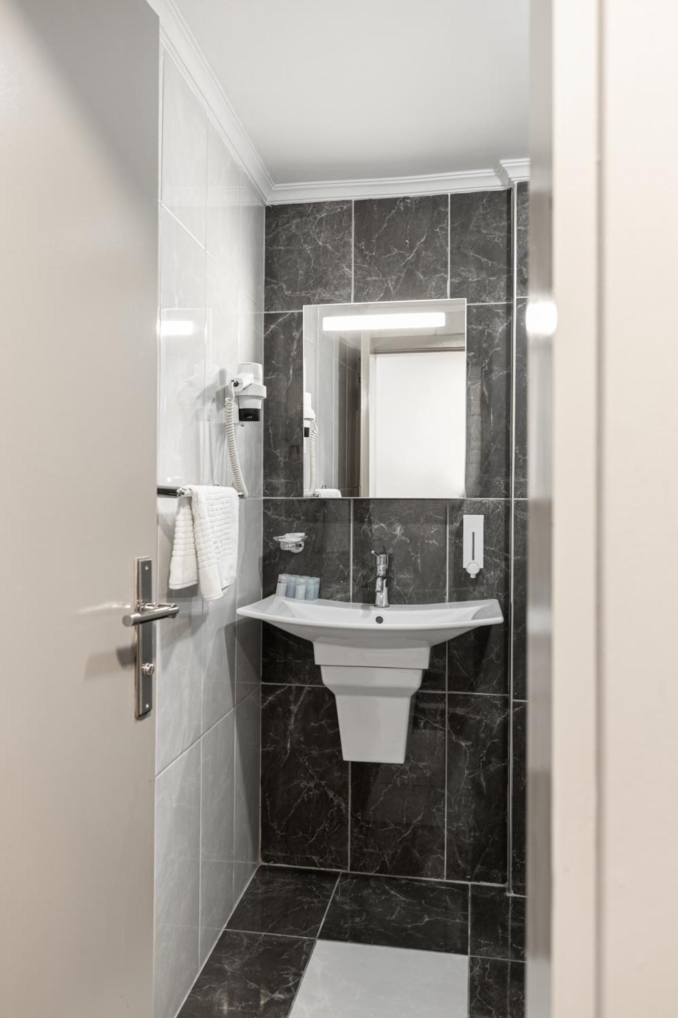 Loyal Hotel 3*