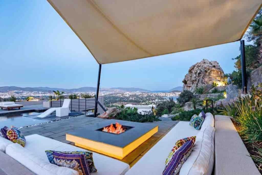 Mansion With Sea And Rocks View, Housekeeper, Breakfast *