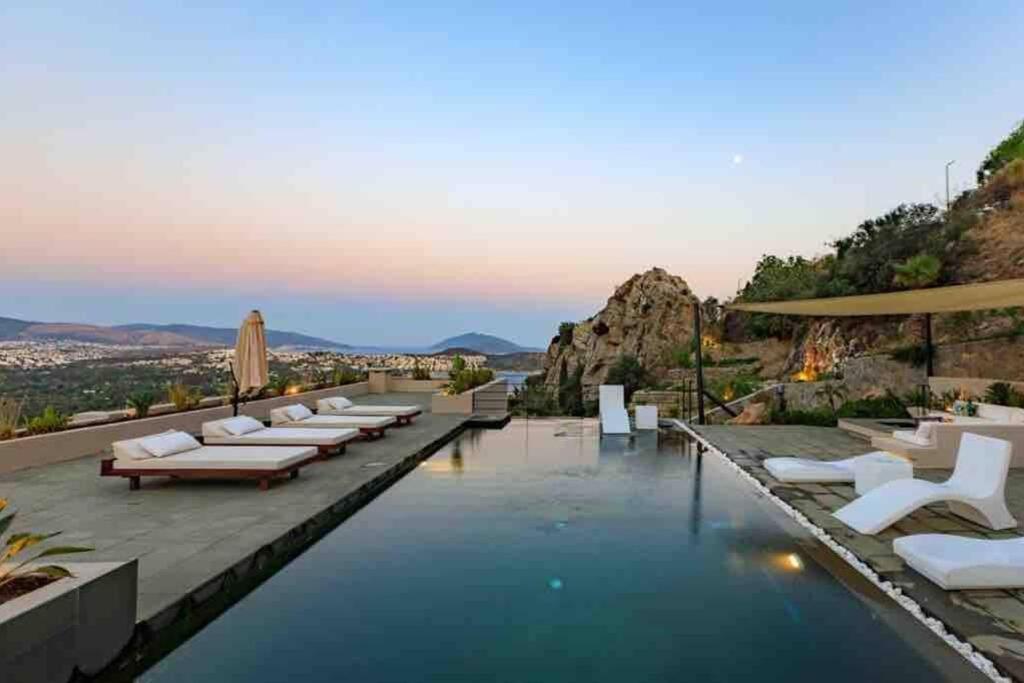 Mansion With Sea And Rocks View, Housekeeper, Breakfast *