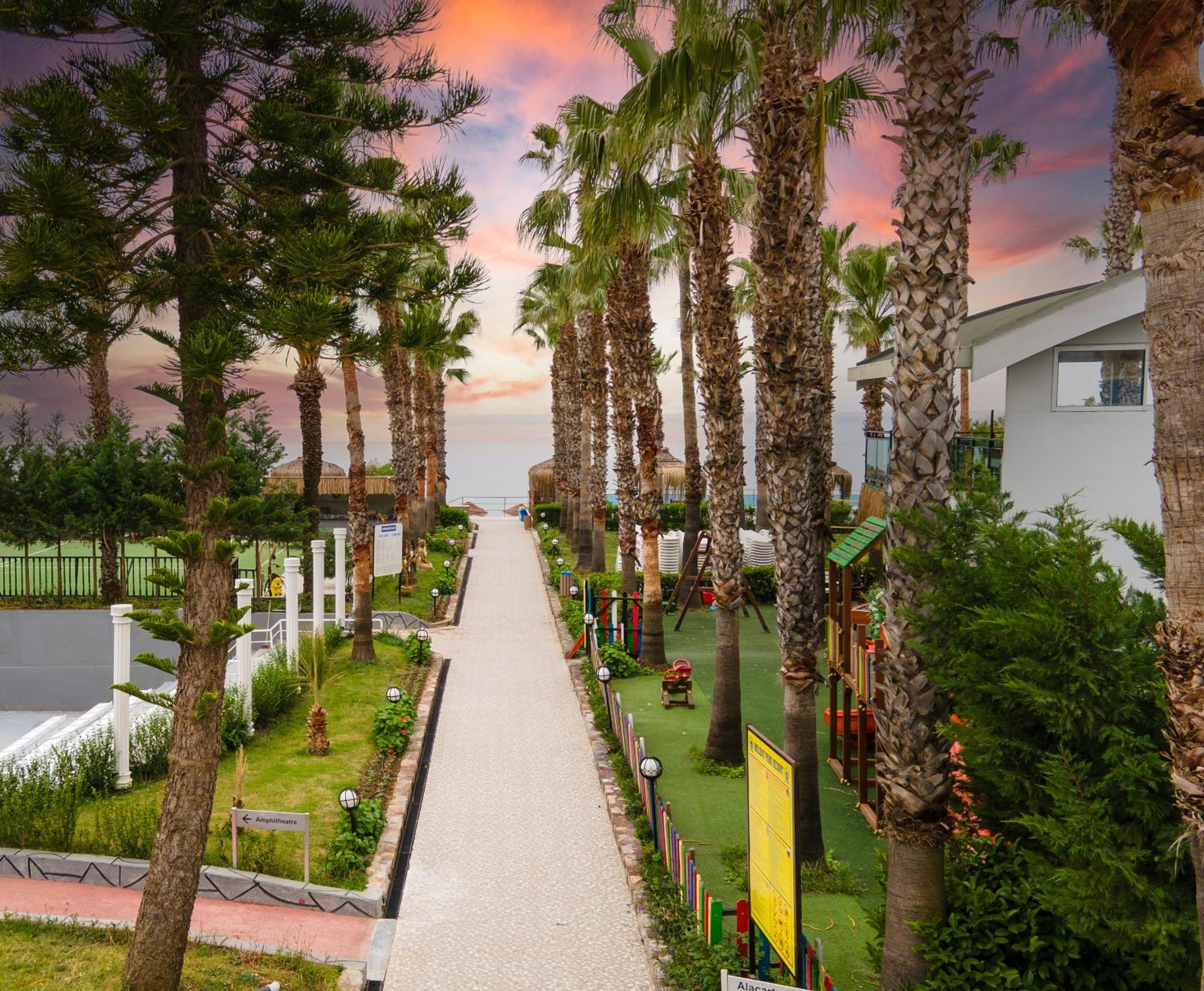 Hotel Holiday Park Resort Okurcalar