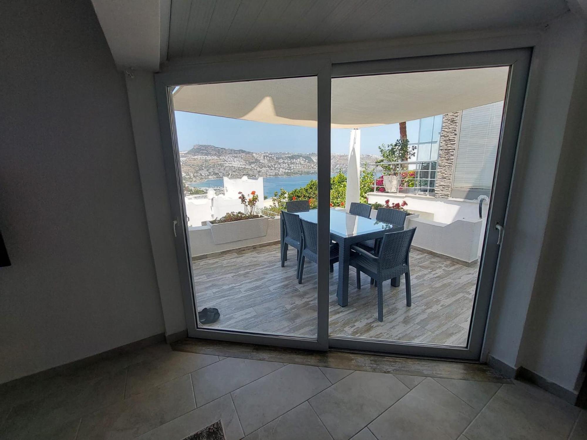 Guendogan Koyu Havuzlu Site Villa