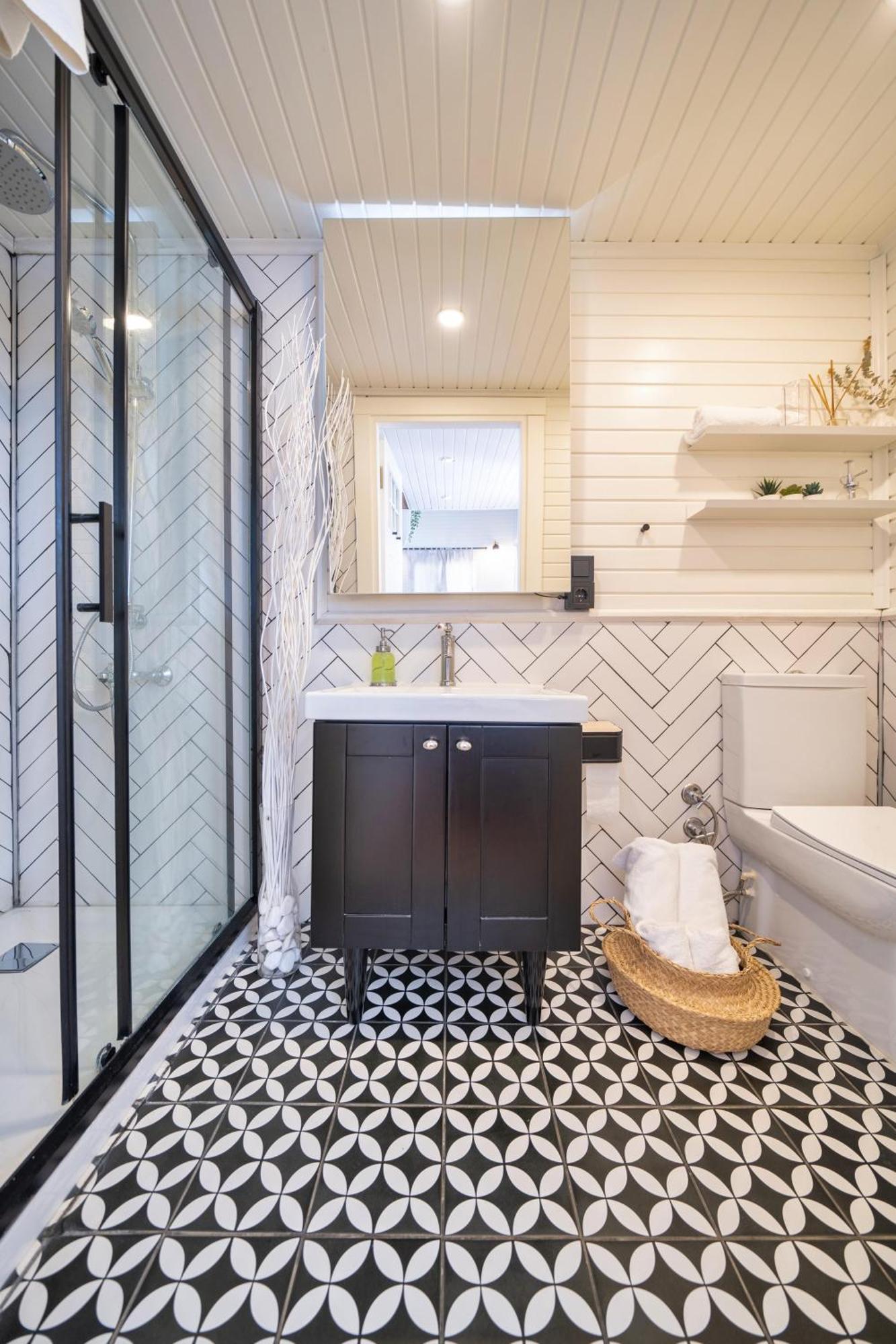 The Box House & Charming Private Tiny House & Pool Villa *