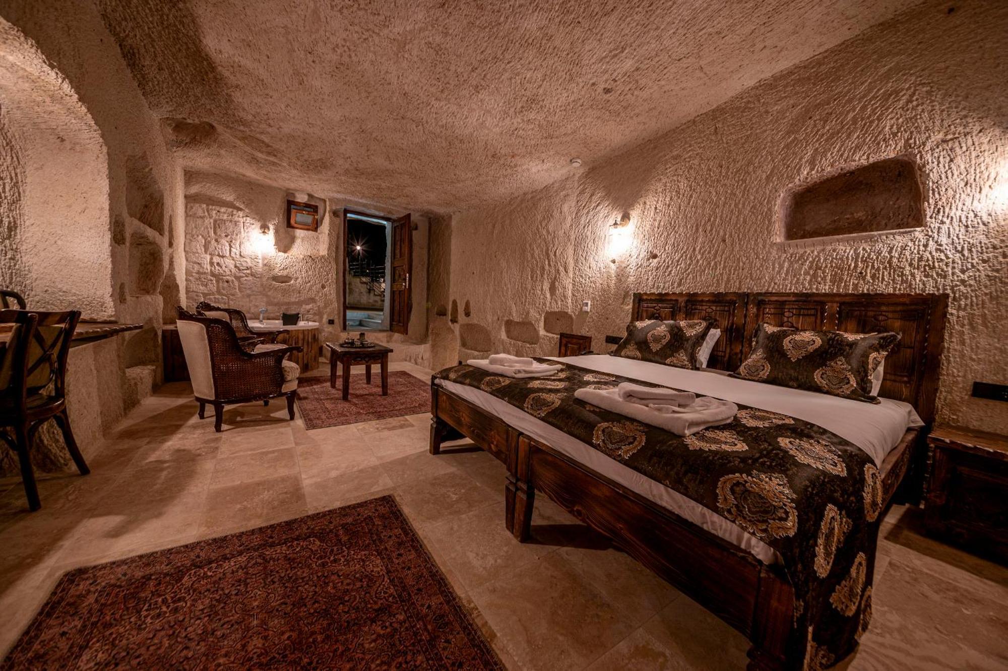 Capp Royal Cave Hotel *