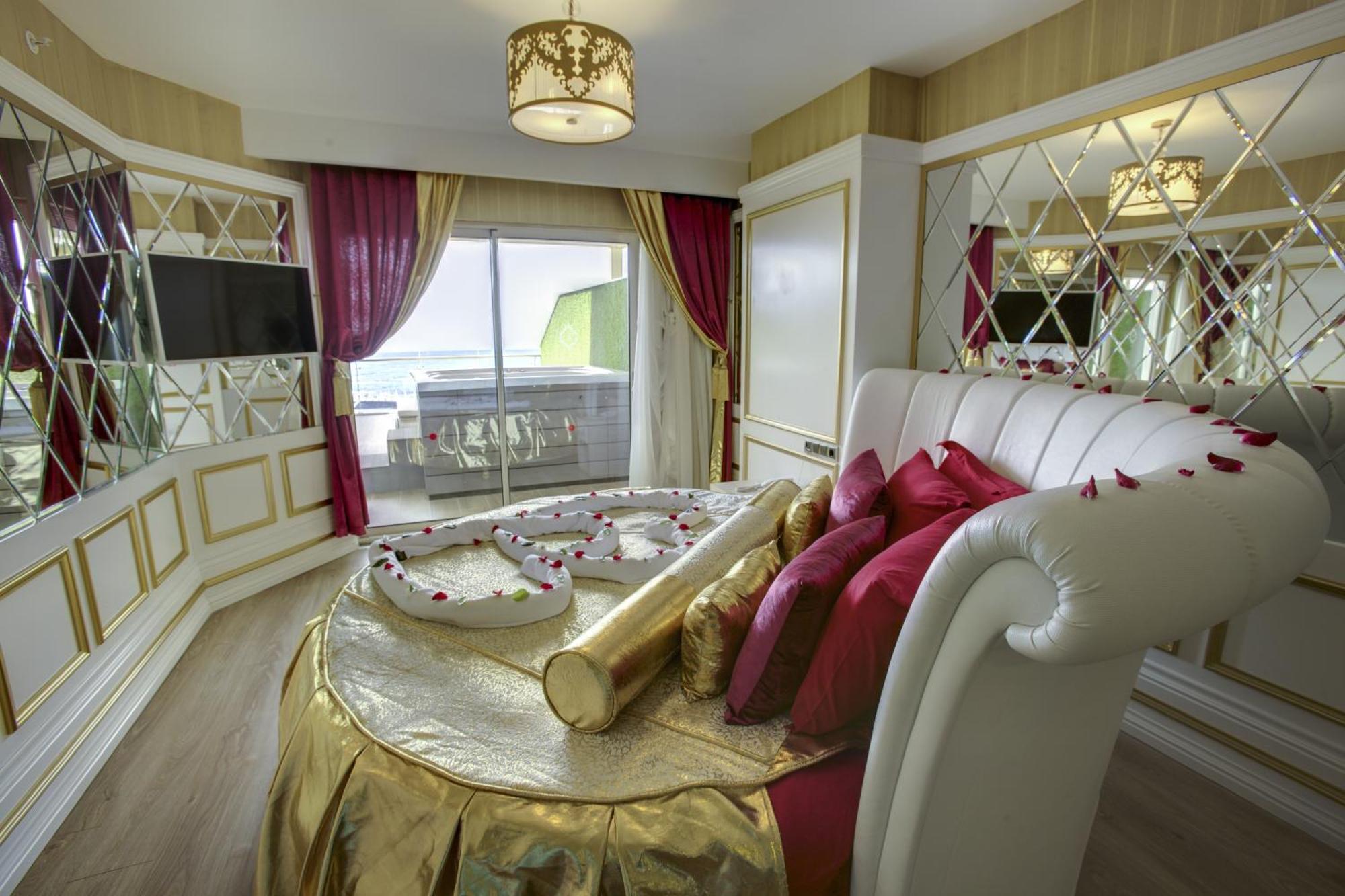 Hotel Azura Deluxe &