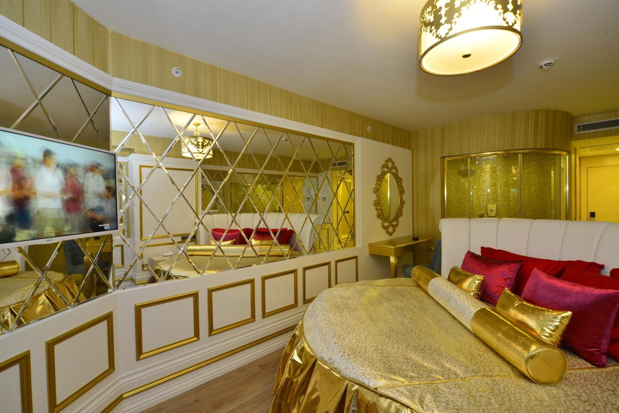 Azura Deluxe & Hotel