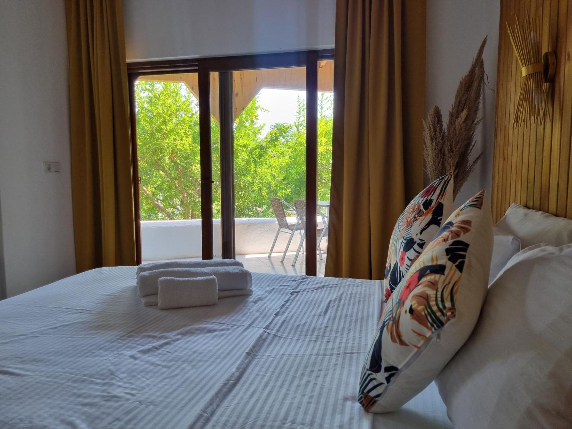 Sunset Boutique & 3*