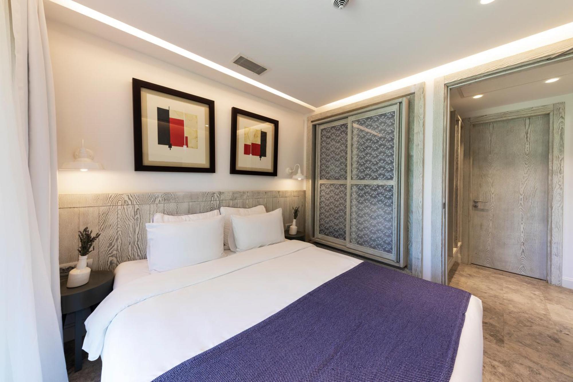 D - Hotel
