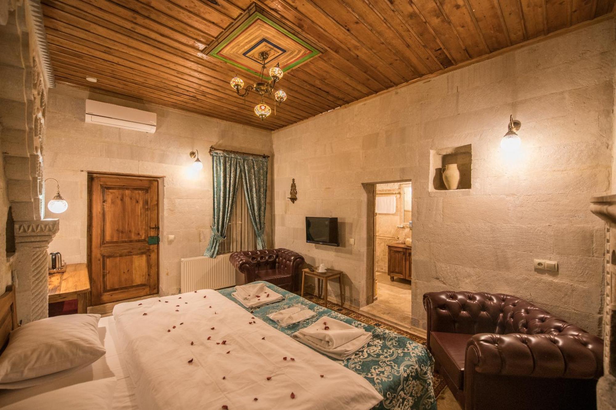 Charming Cave Hotel 2*