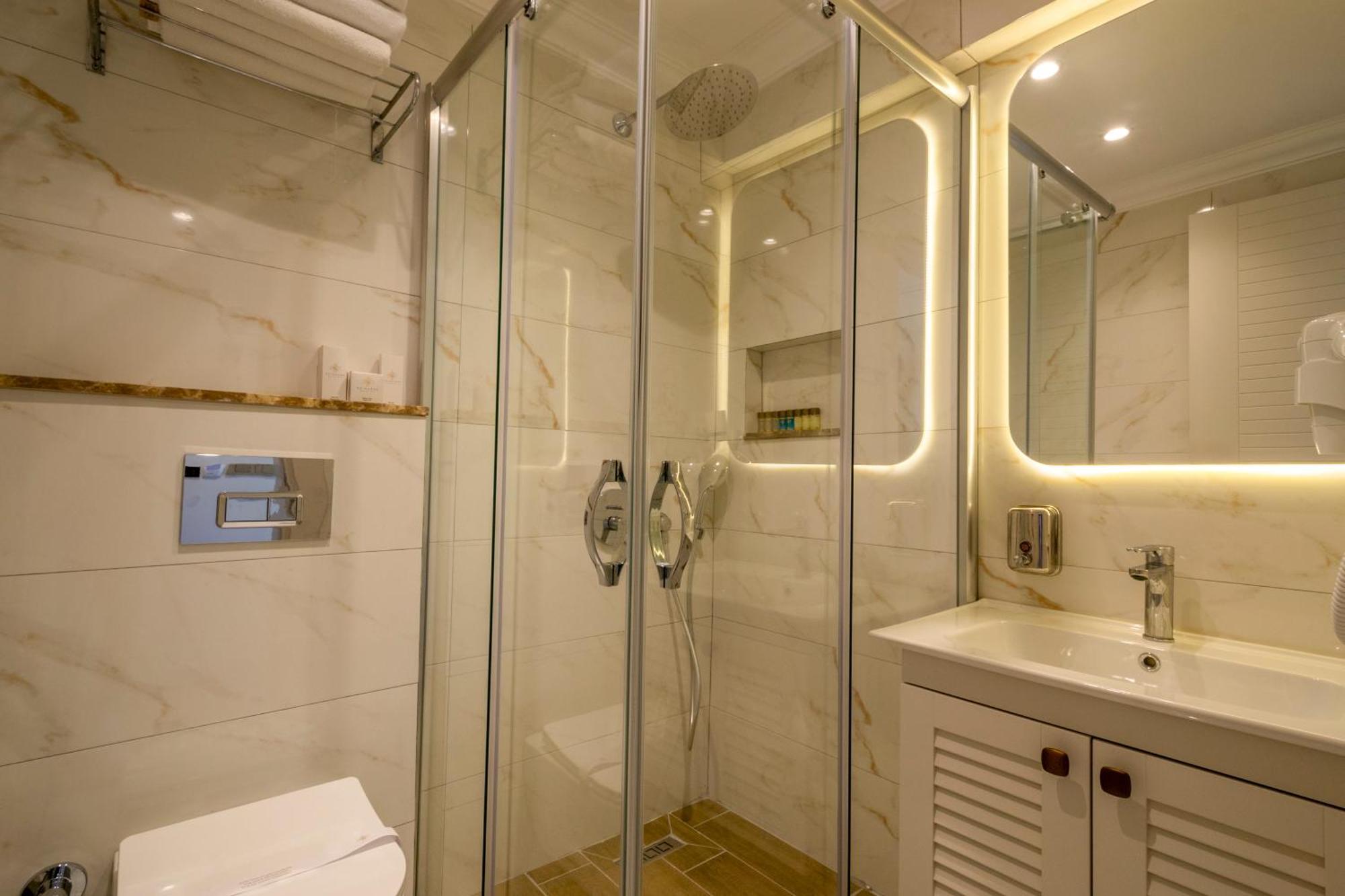 Hotel Demanor Adult Only