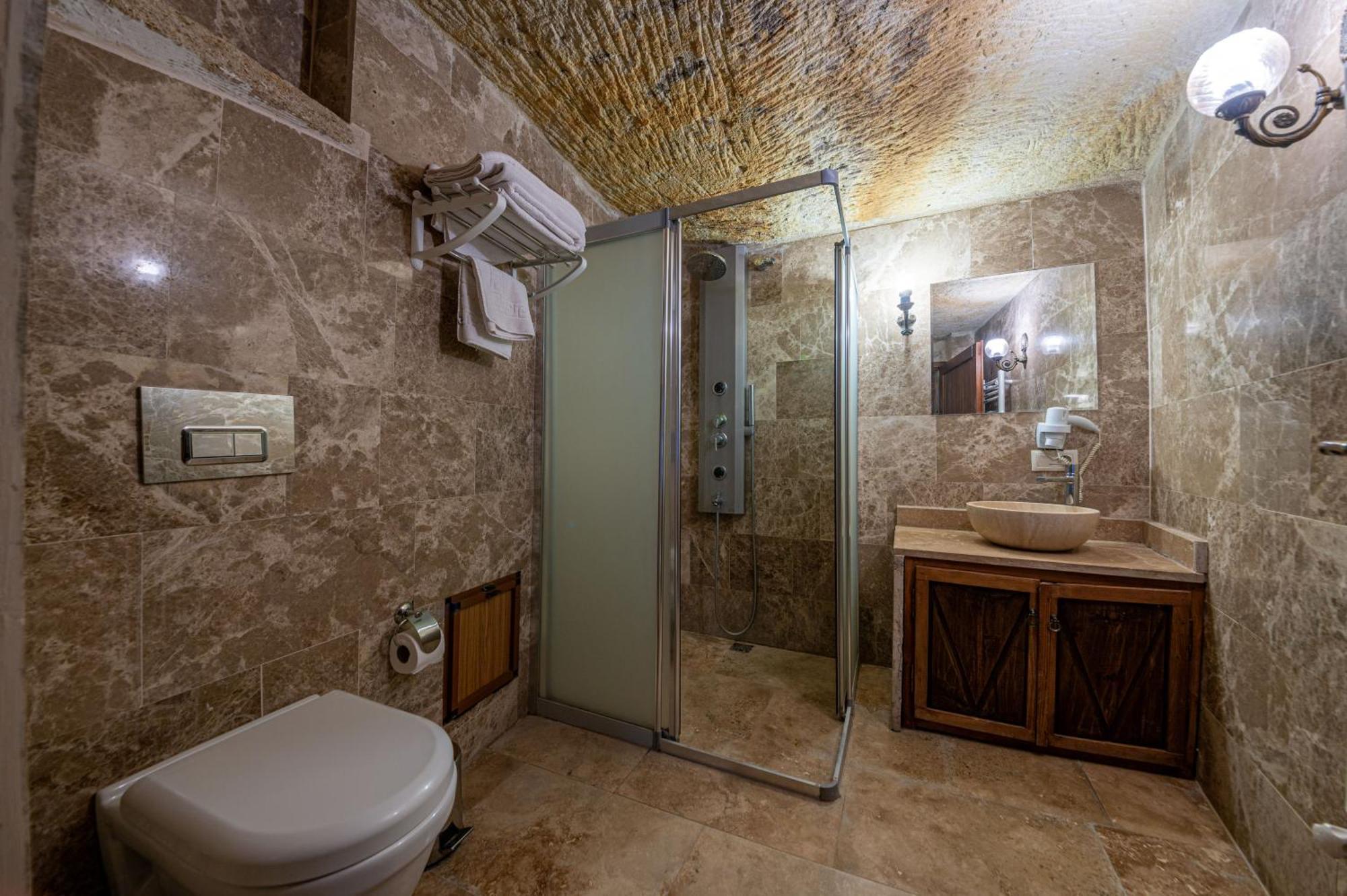 Kapalos Cave Hotel *