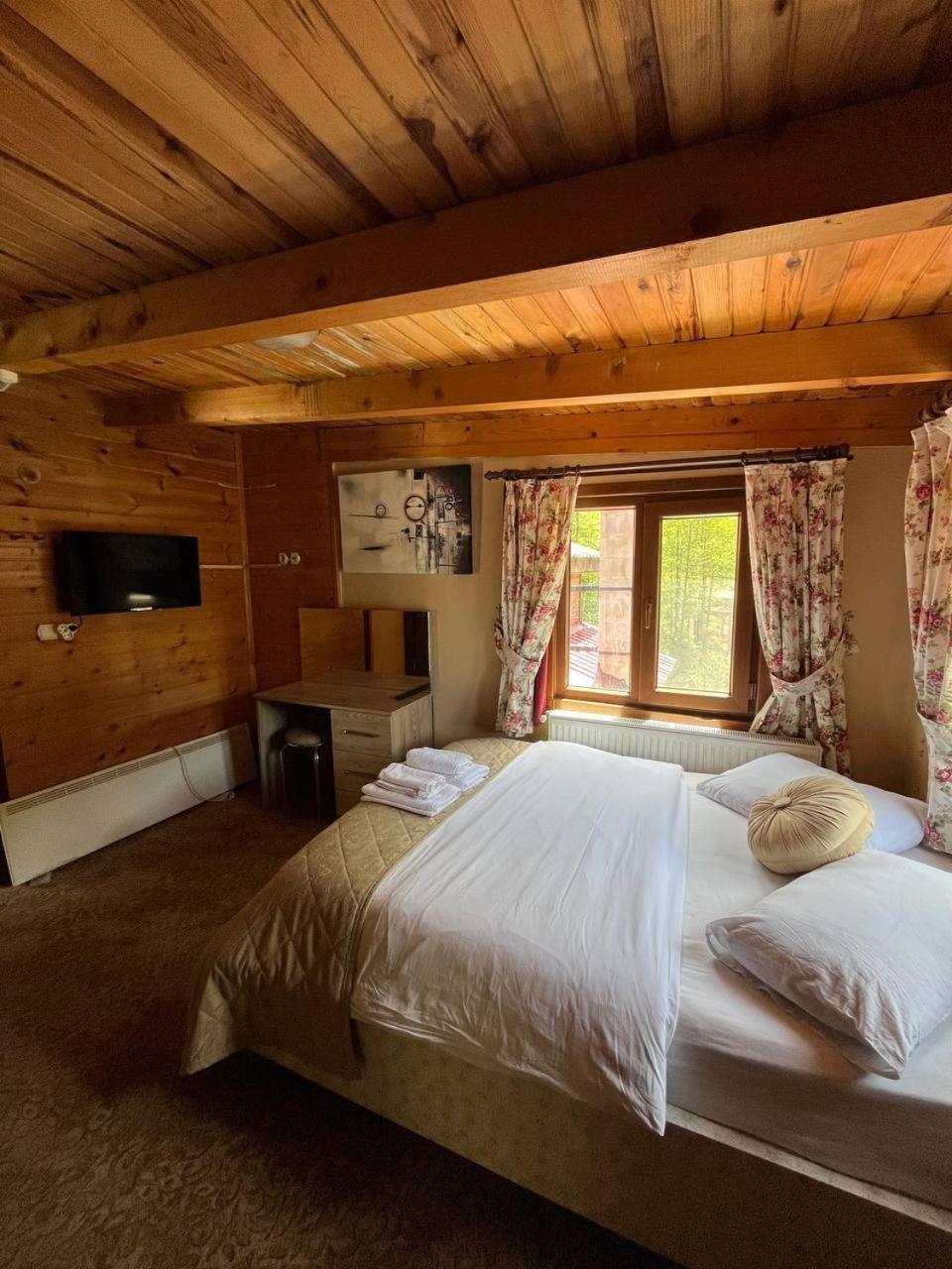 Paradise Hotel *