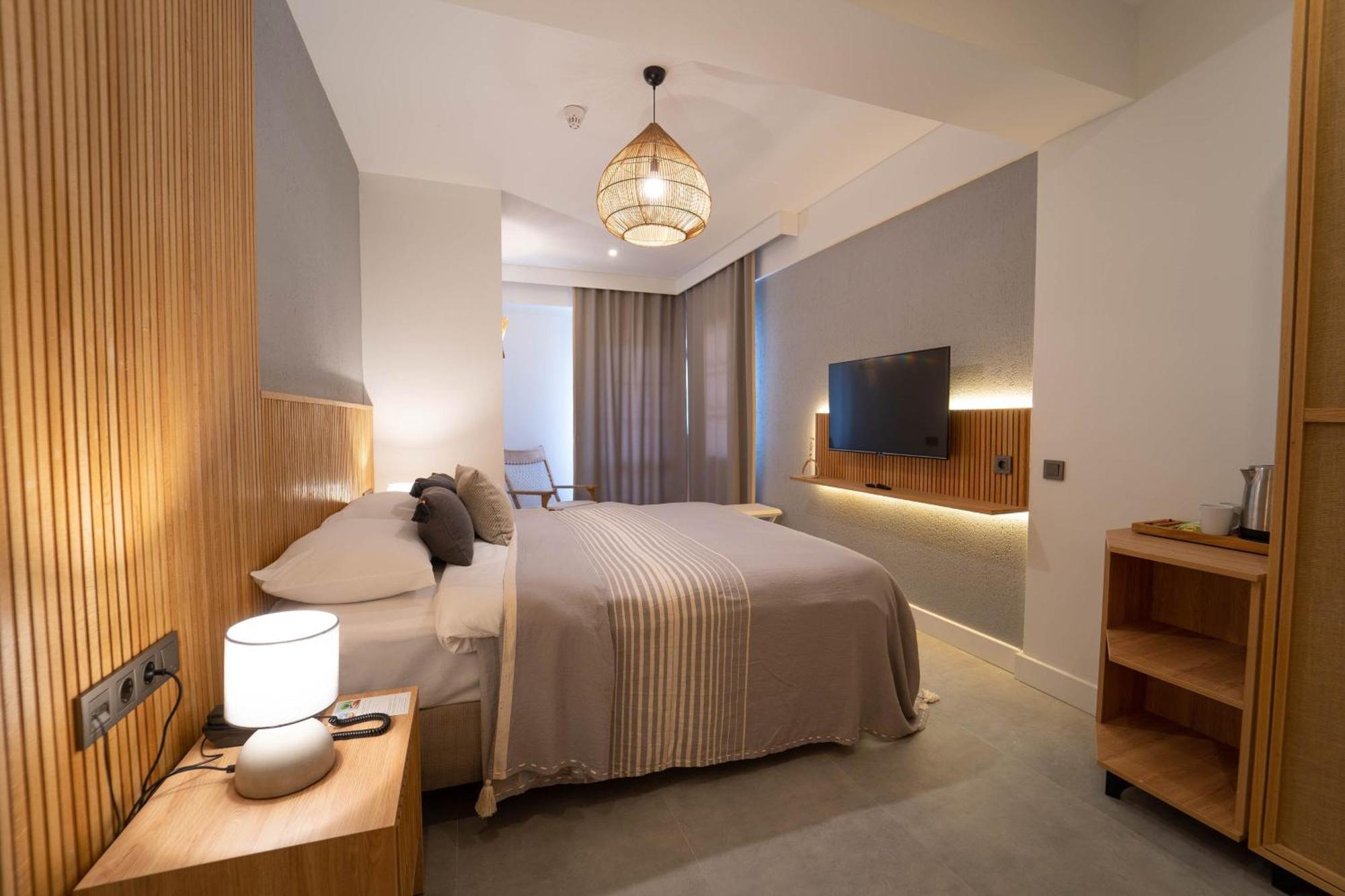 Club-e Hotel 3*