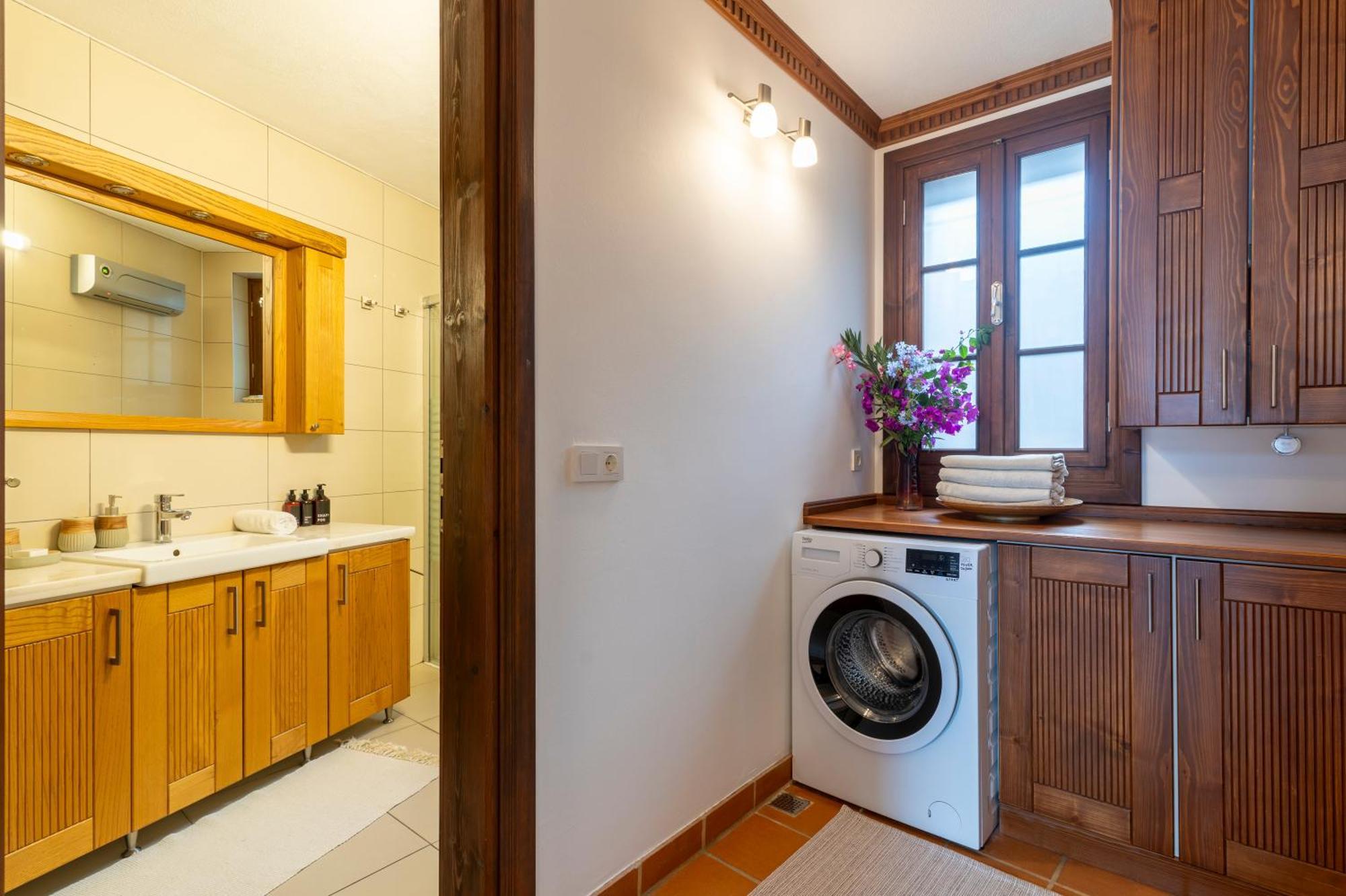 Ionia House Holiday home *