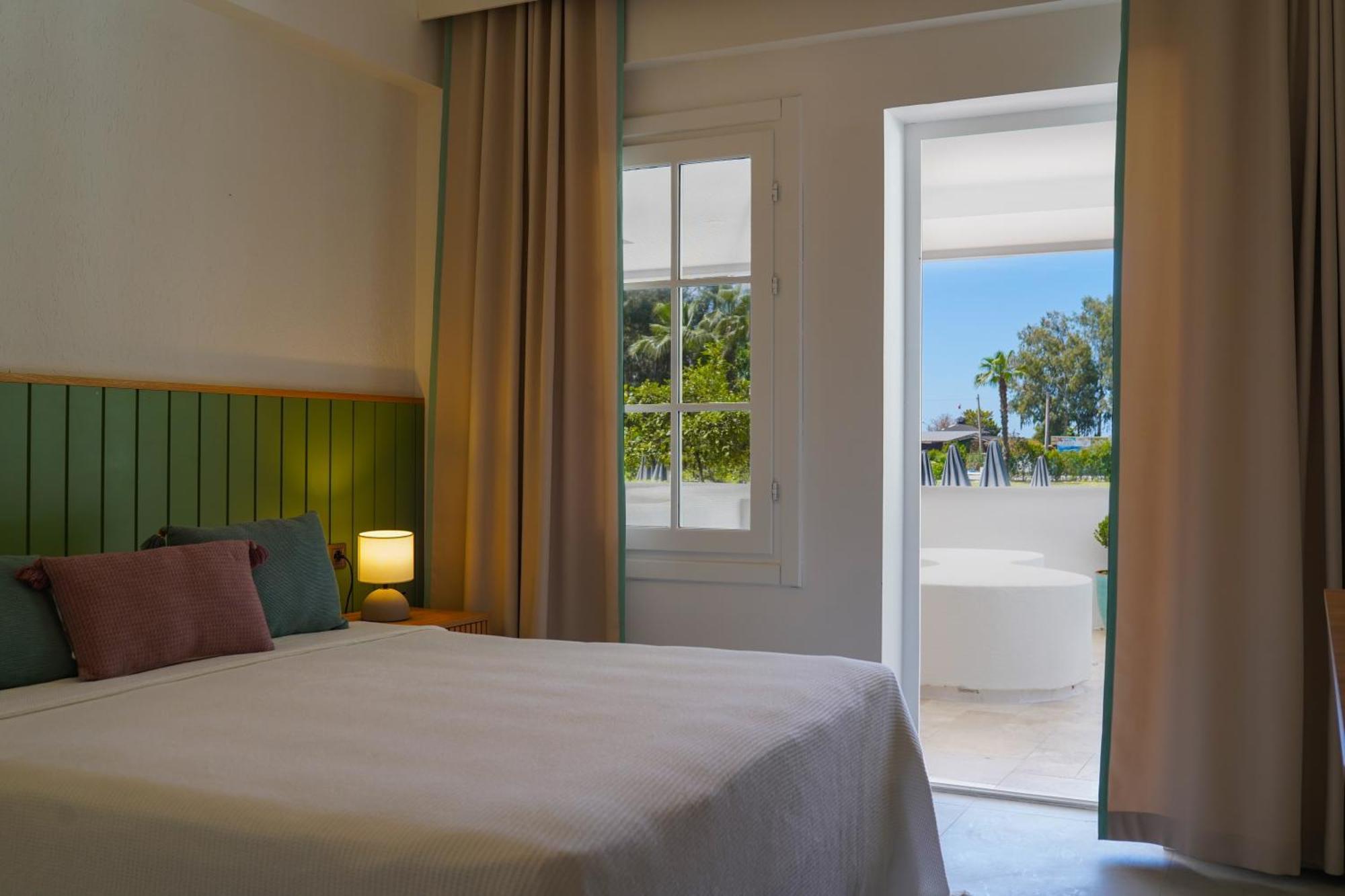 Club-e Hotel 3*