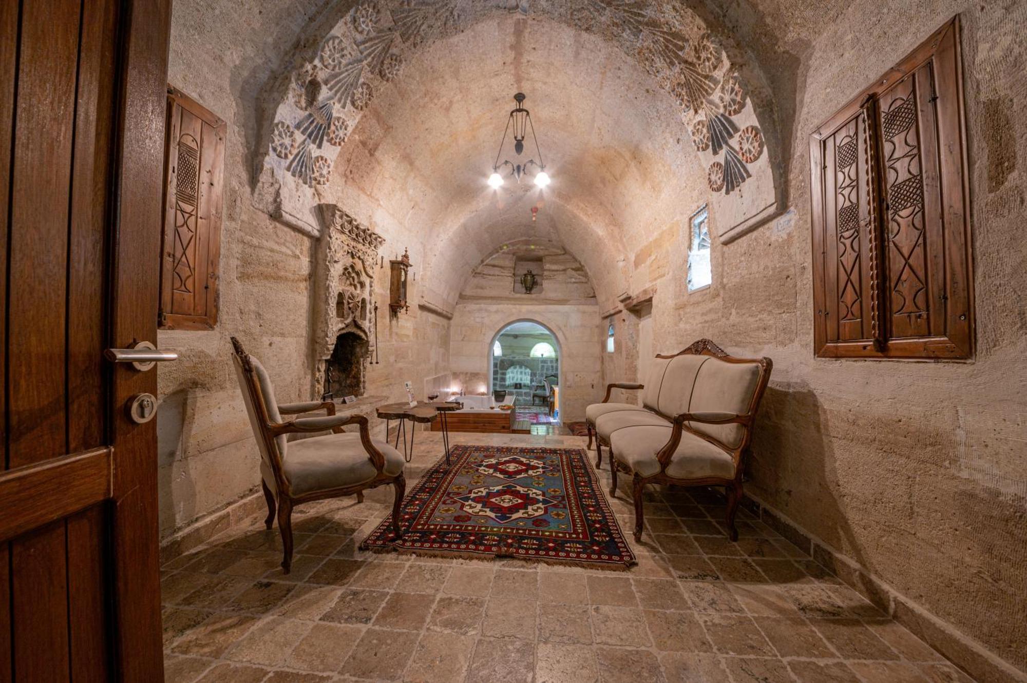 Kapalos Cave Hotel *
