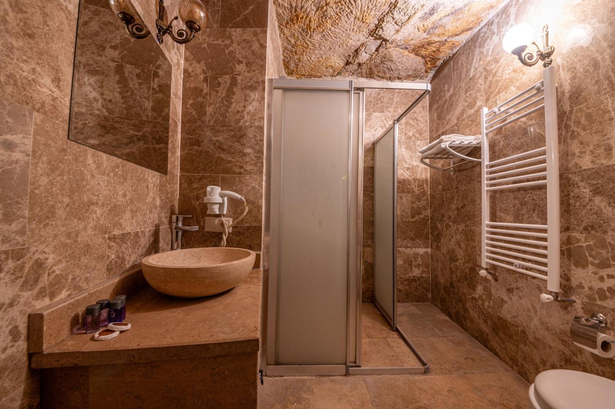 Kapalos Cave Hotel