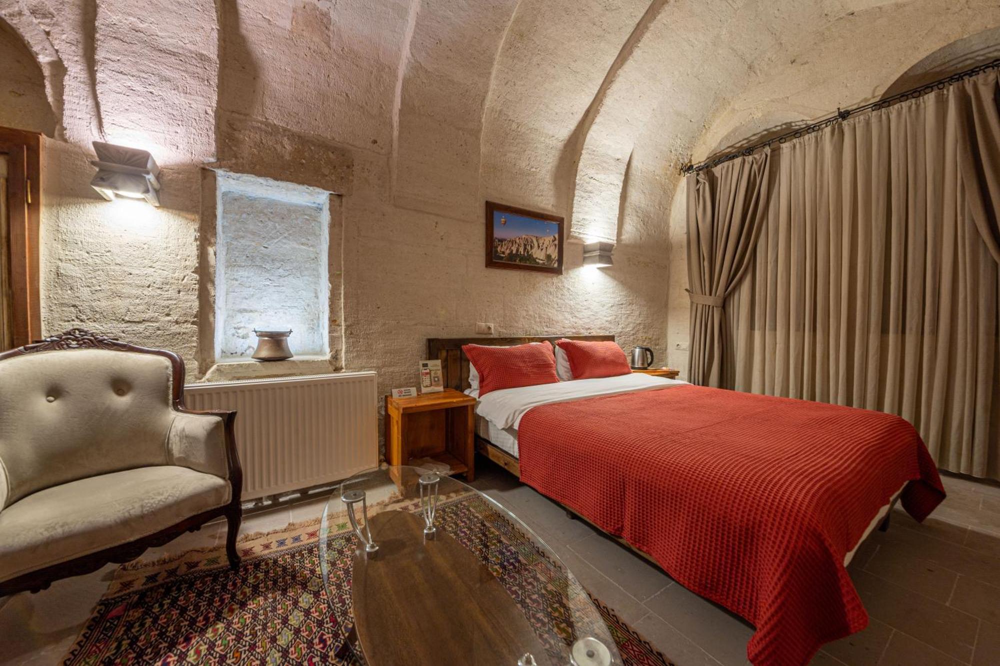 Kapalos Cave Hotel *