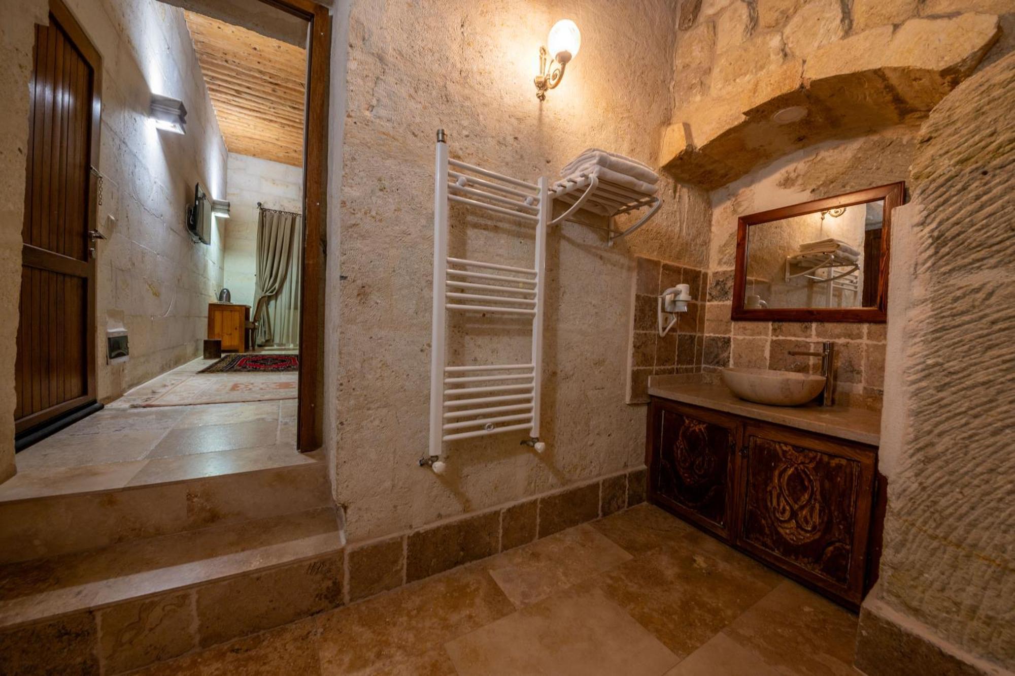 Kapalos Cave Hotel